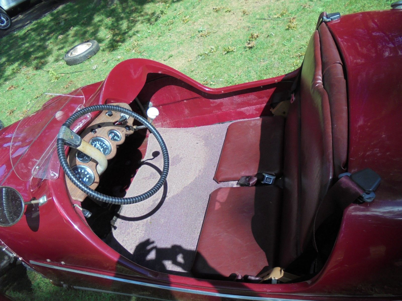Illustration for article titled This Citroen-Based Three-Wheeler is the Best French-British Mash Up